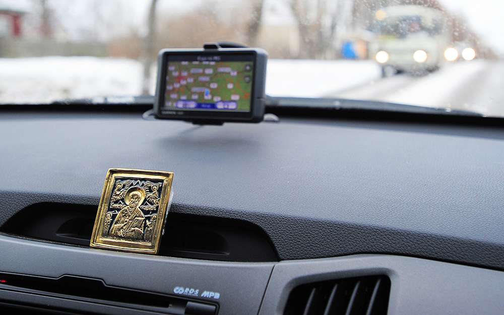 В РПЦ удивились запрету на иконы и четки в такси