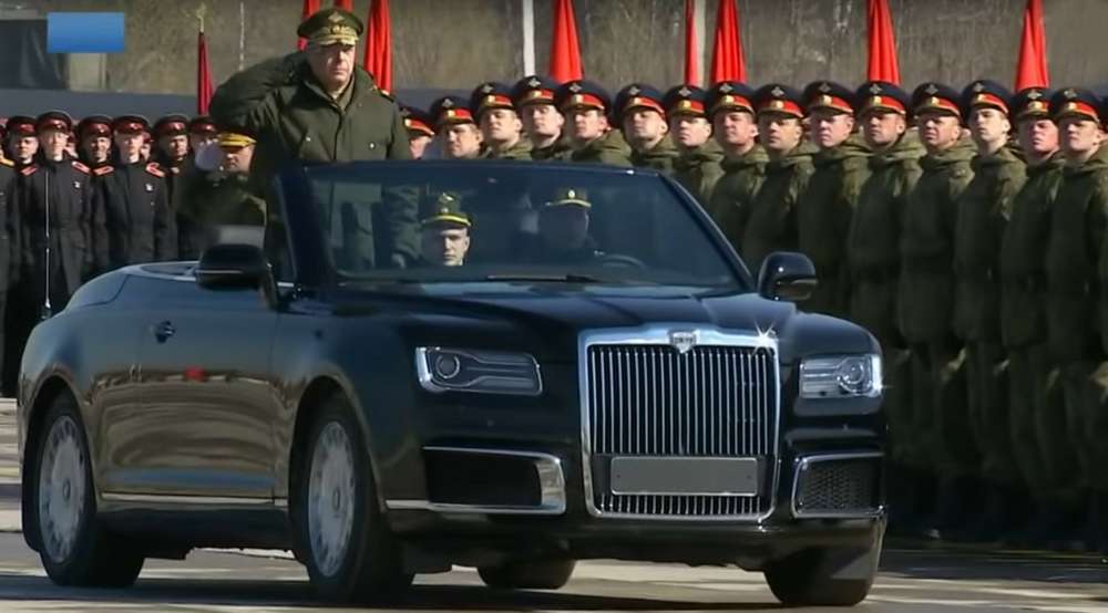 Главнокомандующий cухопутными войсками генерал-полковник Олег Салюков на кабриолете Aurus во время репетиции Парада Победы в Алабино.