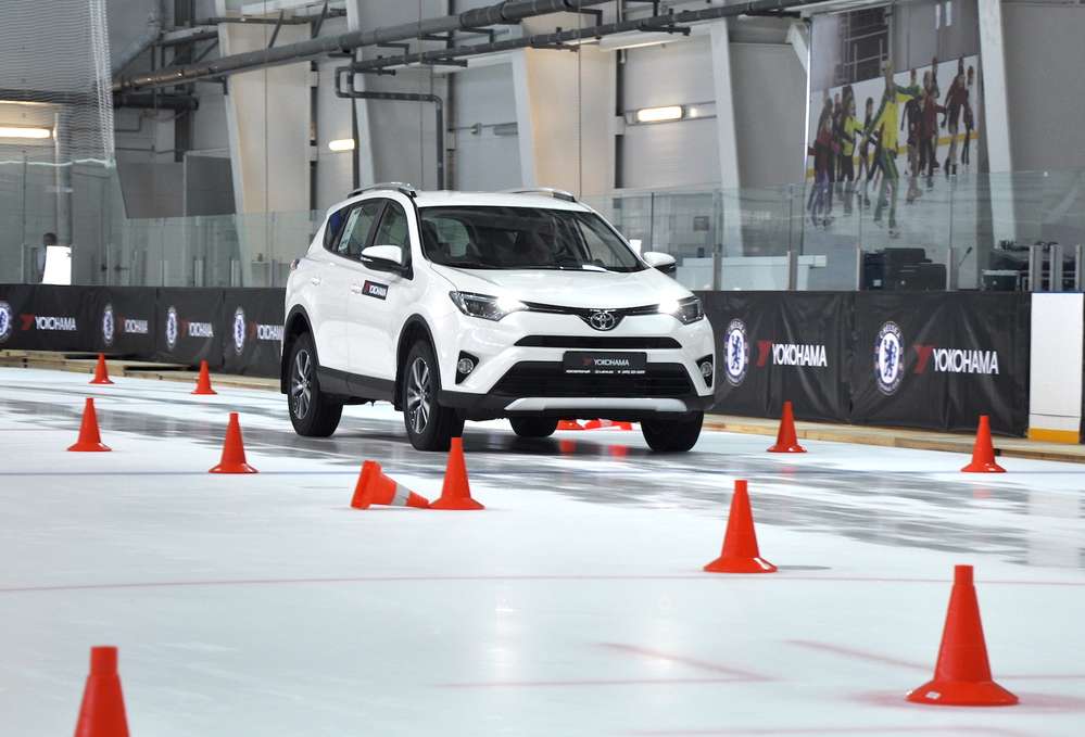 Toyota RAV4, «обутая» в IceGuard Studless G075, проходит импровизированную трассу на Олимпийском катке