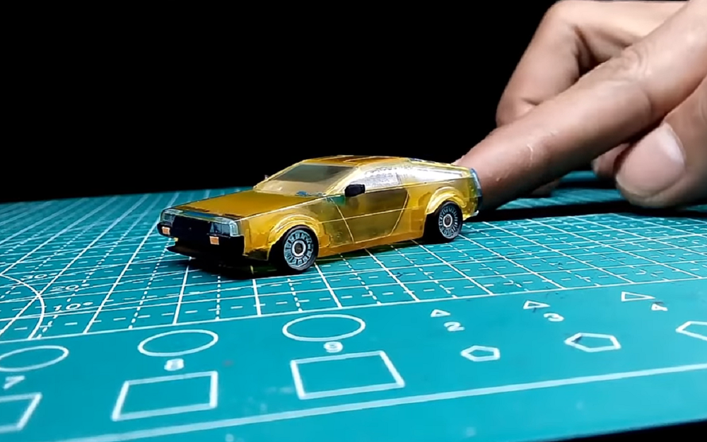 Невероятная моделька: DeLorean из газовой зажигалки