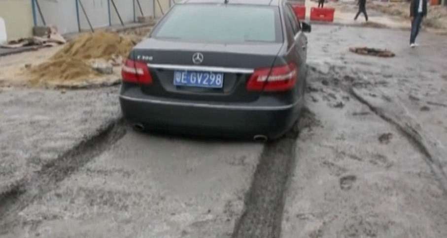 Mercedes-Benz преодолел 200 метров по жидкому бетону