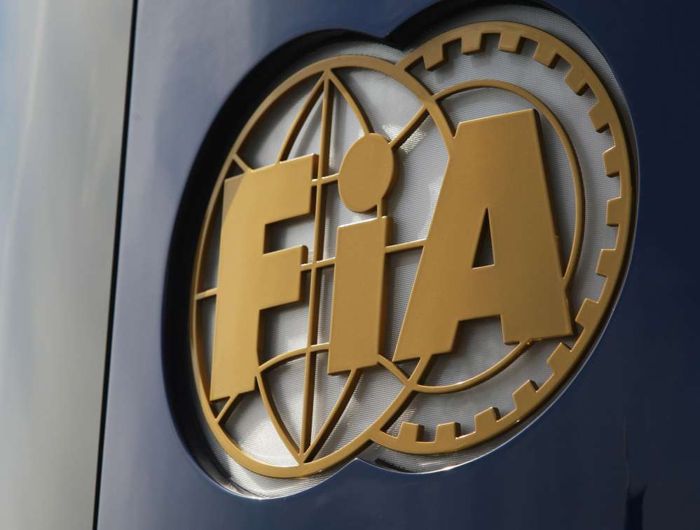 Формула 1: решение FIA по скандальным тестам Mercedes и Pirelli задерживается