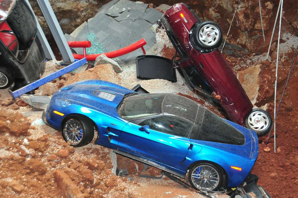 Corvette спасают из провала в музее