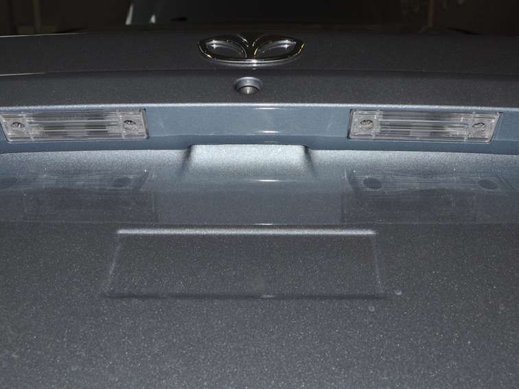 Два фонаря освещения номерного знака установлены в нише крышки багажника.