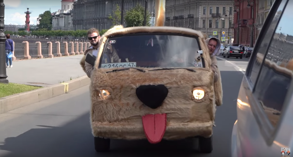 В Петербурге появился плюшевый автомобиль-собака
