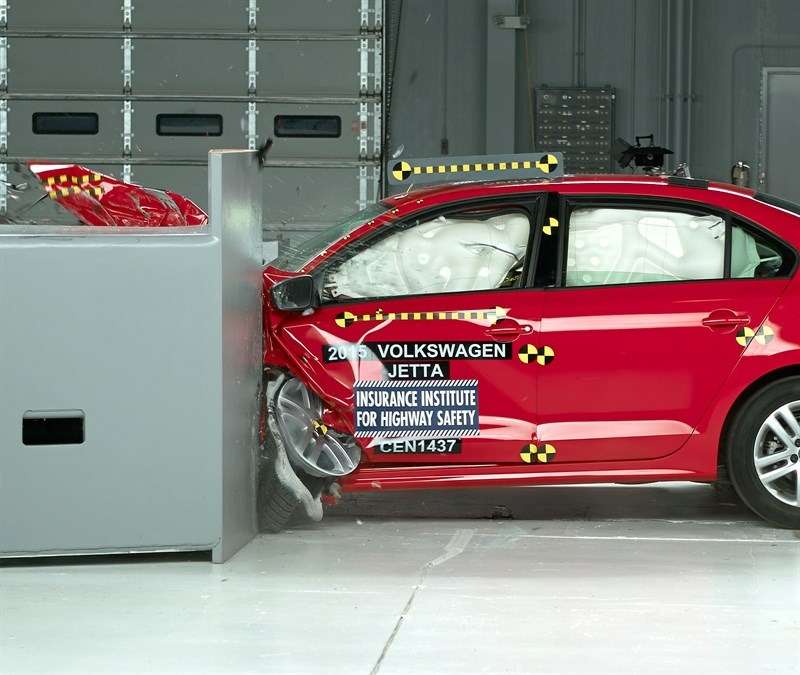 Улучшенная VW Jetta выдержала краш-тест с малым перекрытием (ВИДЕО)