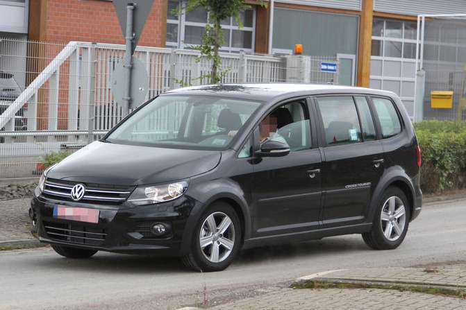 Шпионы запечатлели новый VW Touran
