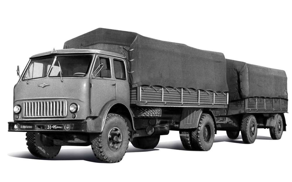 Бескапотный МАЗ‑500 выглядел в начале 1960‑х очень свежо и современно. При относительно скромных габаритах в такой кабине разместили приличное спальное место. Механизм откидывания кабины сильно упрощал обслуживание и ремонт автомобиля. Подобных машин в Европе почти не было - немецкие и шведские гранды производства грузовиков начали выпуск аналогичных моделей на несколько лет позже, когда МАЗ уже стоял на конвейере.