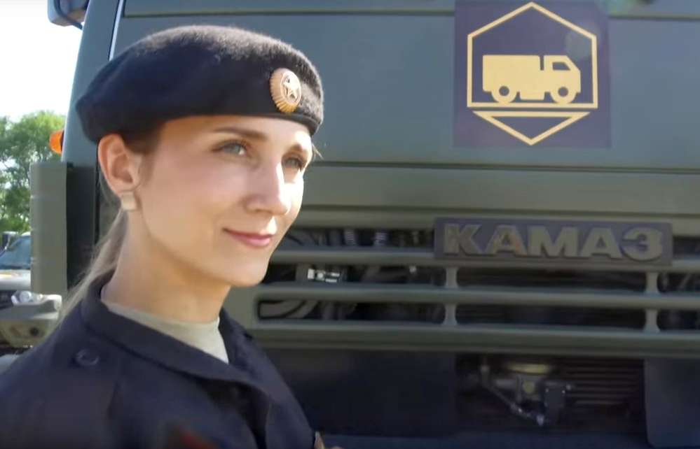 Девушки за рулем армейских КАМАЗов - смотрим и наслаждаемся!