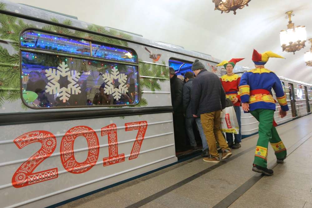 По случаю Нового года на кольцевой ветке московского метро запустили специальный праздничный поезд.