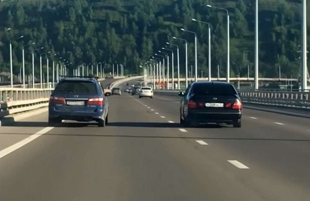 Шашечки по принуждению: водитель Лексуса заставил пенсионера на Мазде метаться по дороге