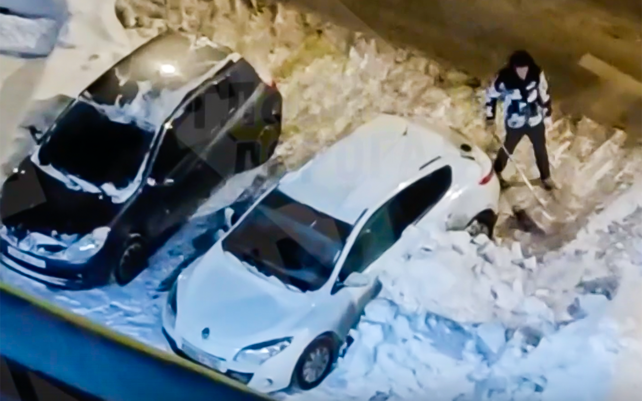 Не поленился: засыпал машину снегом из-за парковочного места (видео)