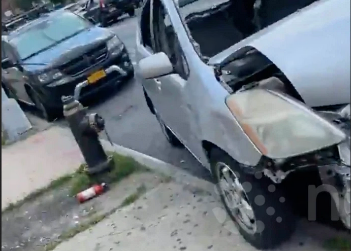 Водителя разбитого седана оштрафовали за неправильную парковку