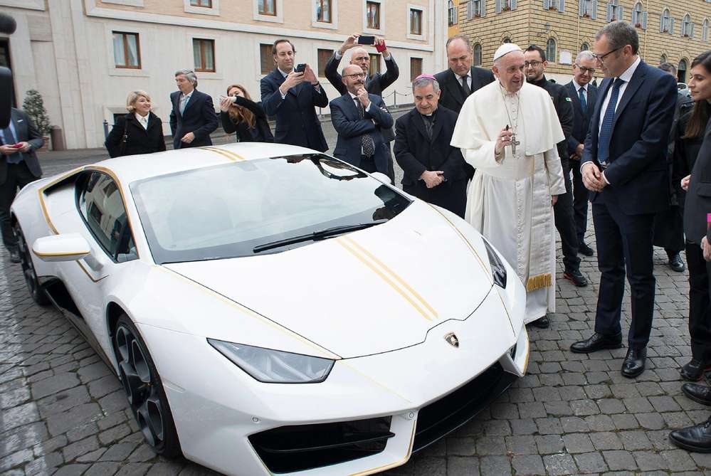 Автомобиль Папы Римского пустили с молотка. И это был Lamborghini