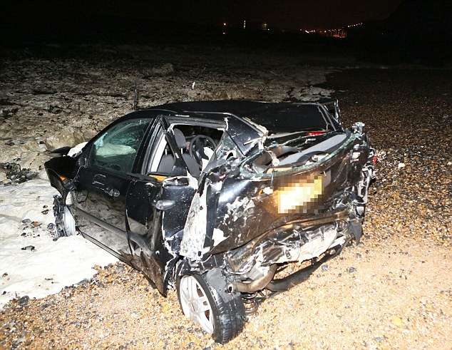 Водитель Ford Focus уцелел после падения с 24-метрового обрыва