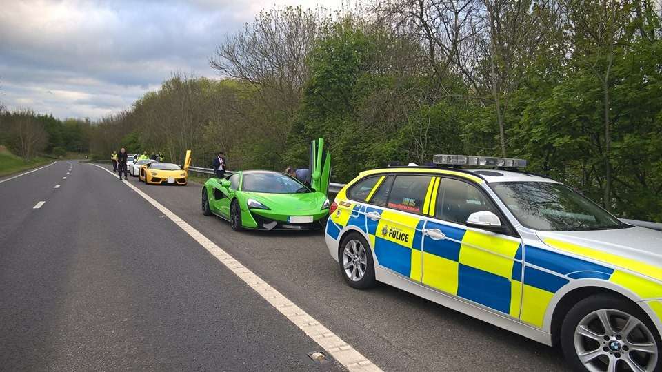 Так делают в Британии: полиция конфисковала машины «гонщиков»