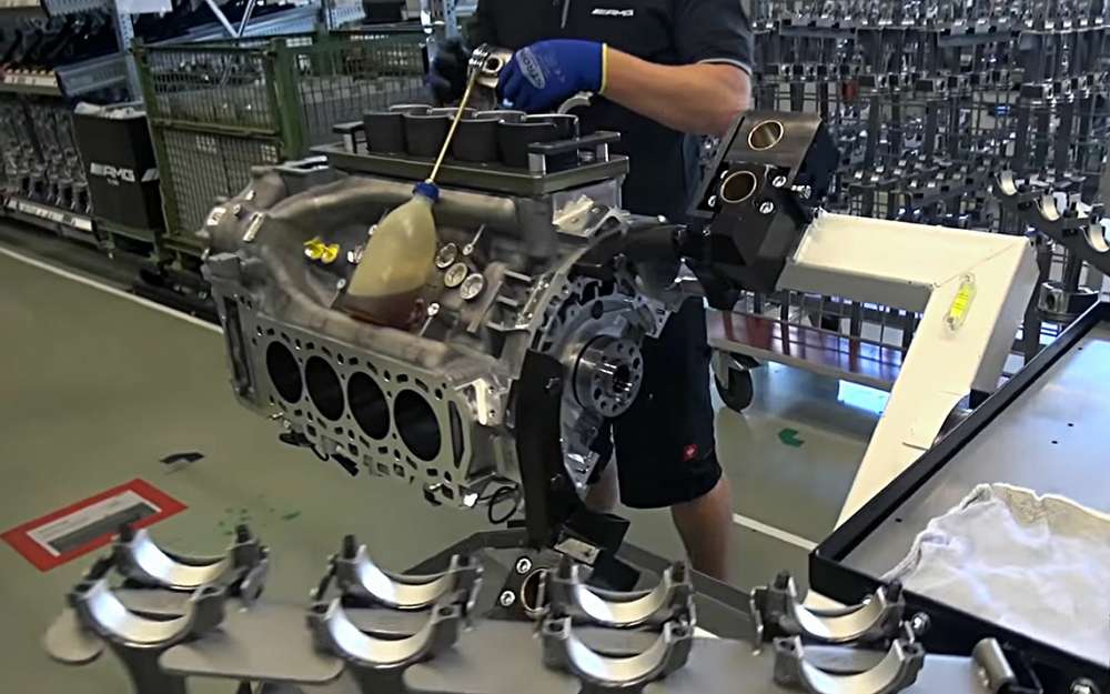 Как делают двигатели V8 AMG. Видеоэкскурсия