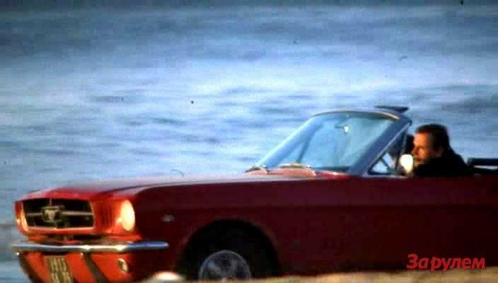 Ярко-красный кабриолет Ford Mustang - главная машина фильма