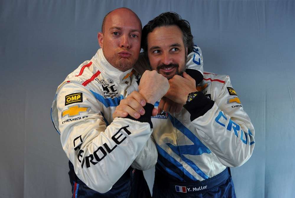 Роберт Хафф (слева) и Иван Мюллер из команды Chevrolet планируют выяснять отношения за пределами трассы