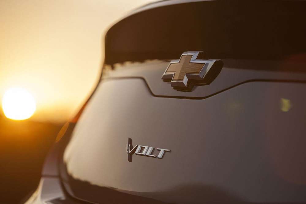 В Chevrolet позволили краем глаза взглянуть на новый Volt