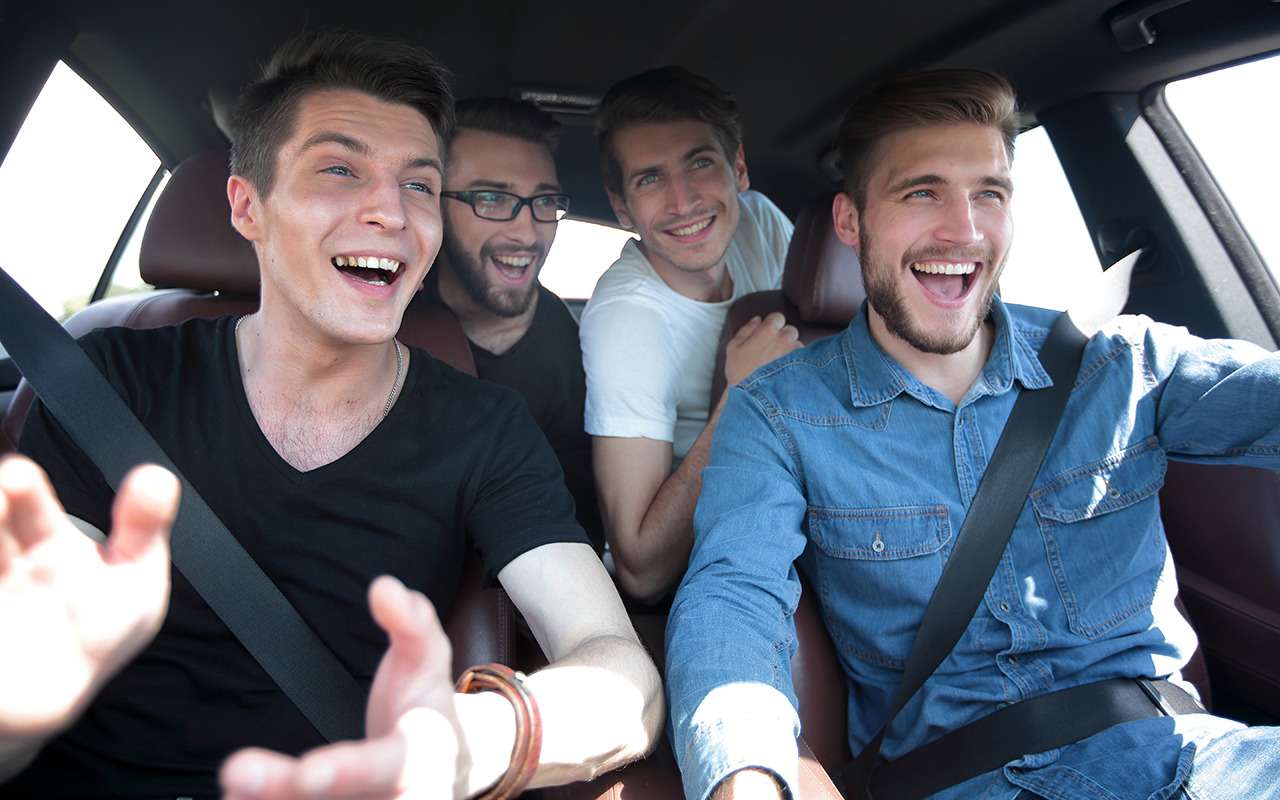 На поведение молодых водителей влияет «круг друзей»  — исследование