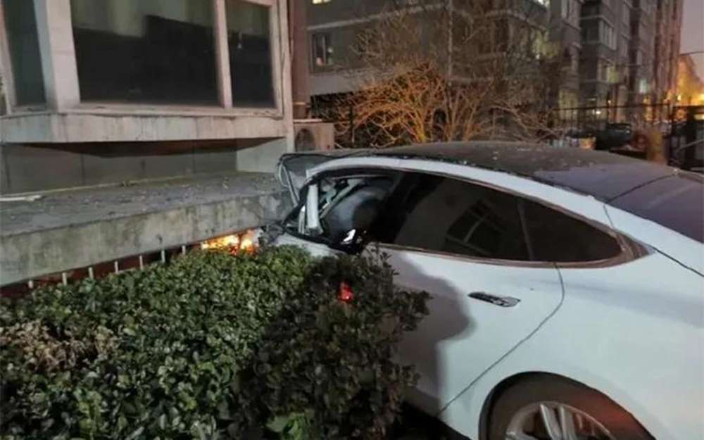 Tesla сама врубила автопилот: водитель выпрыгнул на ходу
