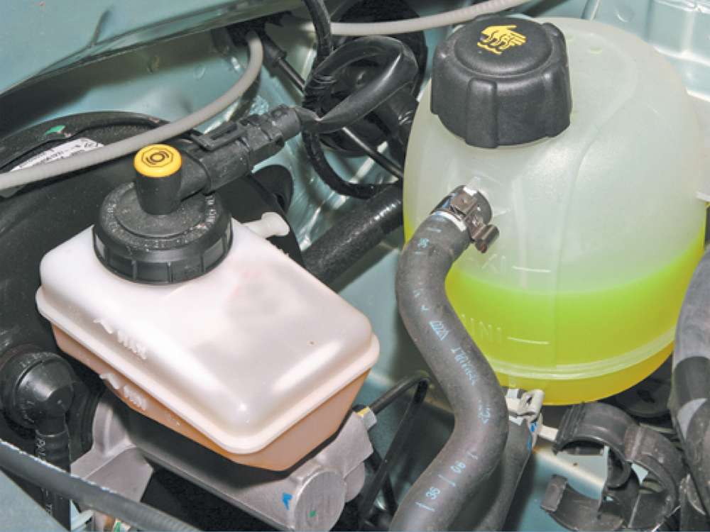 Замена рабочей жидкости в гидроприводе тормозной системы Renault Logan/Sandero