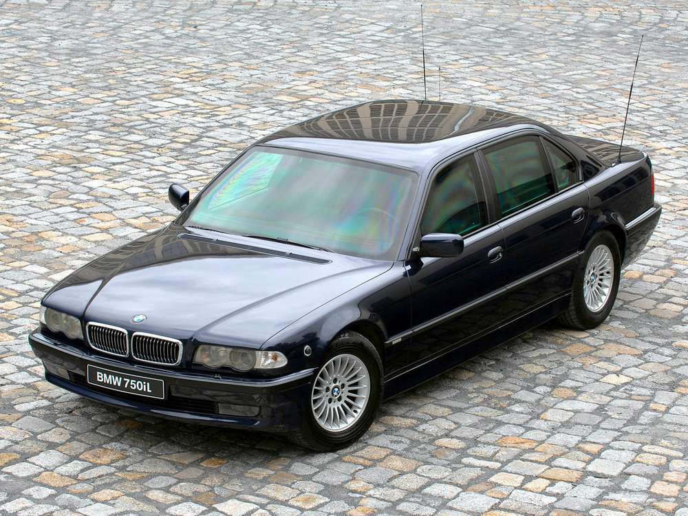BMW 7-й серии (E38). Черный бумер, черный бумер… Этот автомобиль будет постоянно в центре внимания, но не всегда дружелюбного.