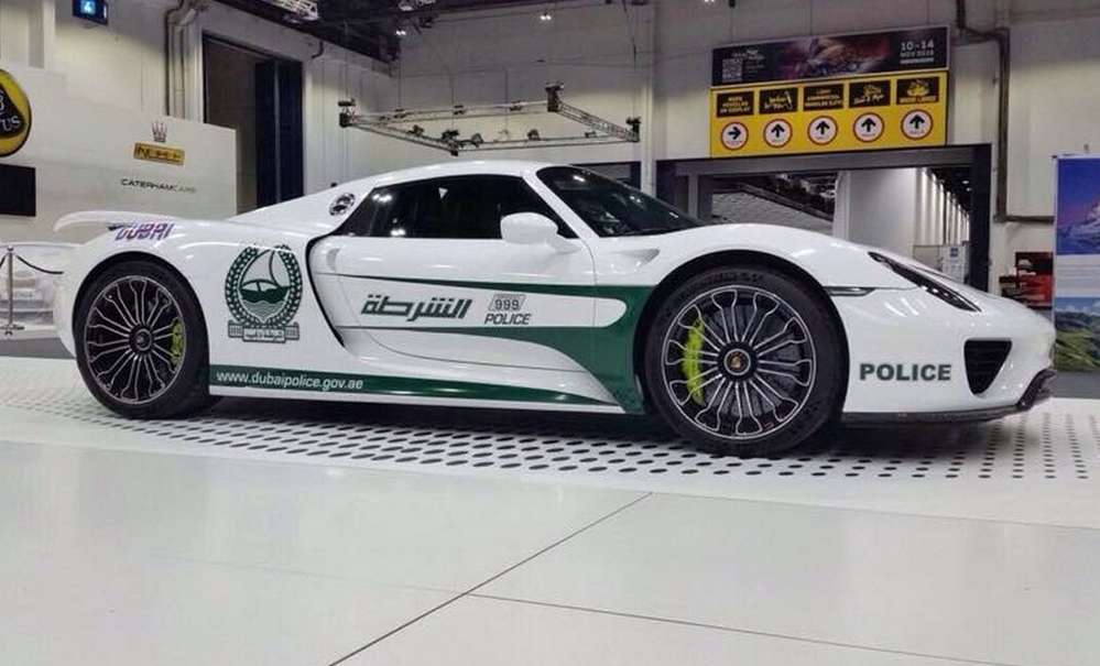 Полиция Дубая продолжает шиковать: прикупили Porsche 918 Spyder