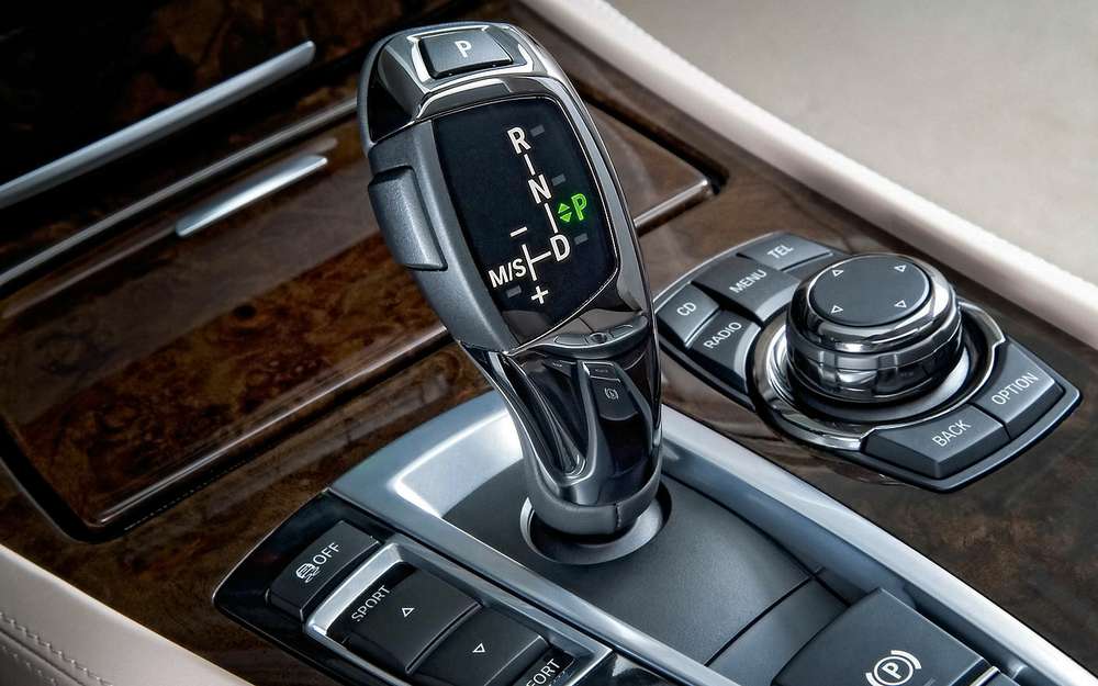 На современных моделях BMW применяется электронный джойстик автомата.