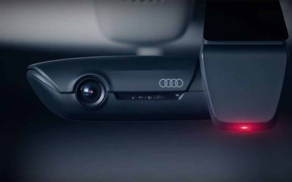 Audi Universal Traffic Recorder стоит на страже вашего автомобиля и днем, и ночью.