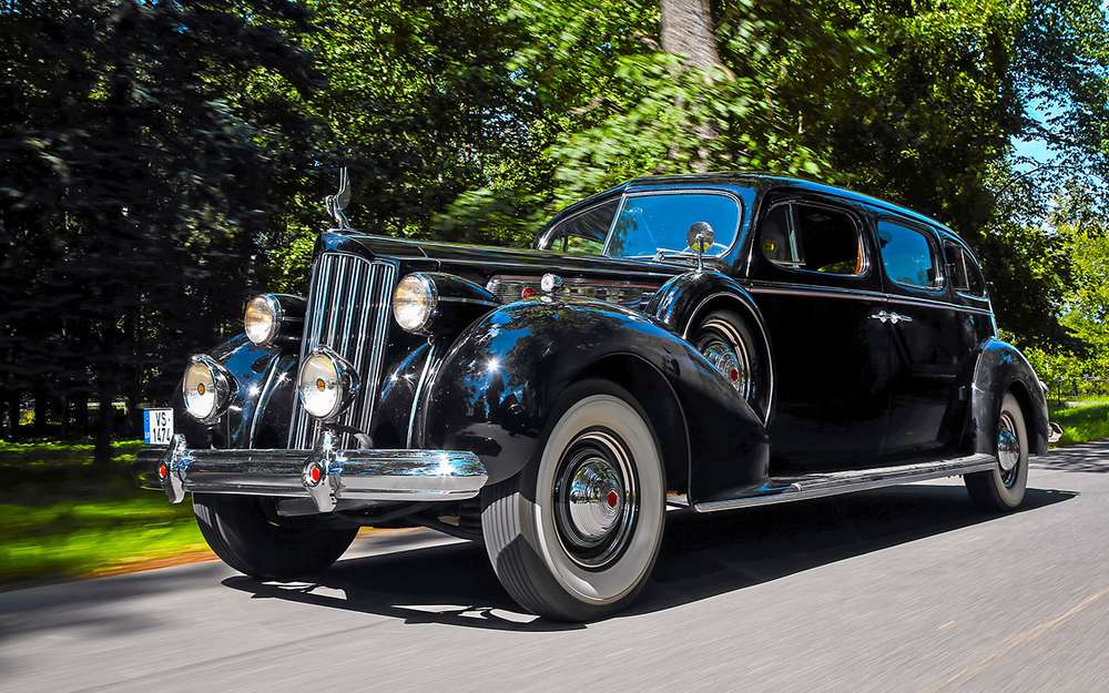 Packard Super Eight появился в гамме компании в 1933 году. Версию 1939 модельного года представили в сентябре 1938‑го. Рядный восьмицилиндровый мотор развивал 130 л.с., коробка передач - трехступенчатая, синхронизированная. Передняя подвеска - независимая, задняя - цельный мост на продольных рессорах. Выпускали версии 1703 с базой 3225 мм и 1705 с базой 3760 мм, двух- и четырехдверные открытые и закрытые кузовá. Было собрано 3962 автомобиля Super Eight 1939 модельного года.