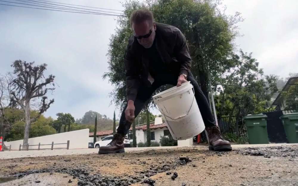 Арнольду Шварценеггеру пришлось заделывать ямы на дороге