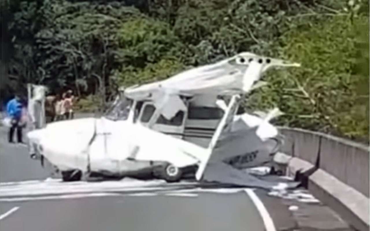 Самолет разложился при посадке на шоссе  видео
