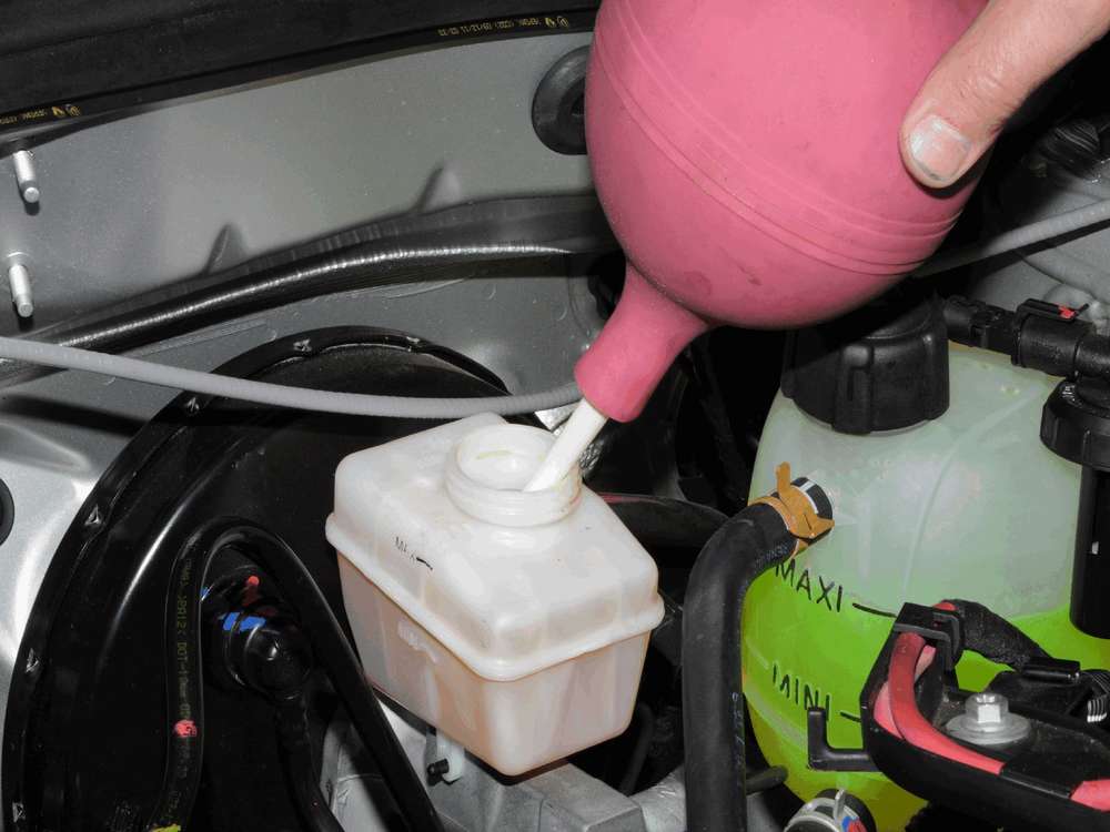 Renault Duster: замена жидкости в гидроприводах тормозов и сцепления