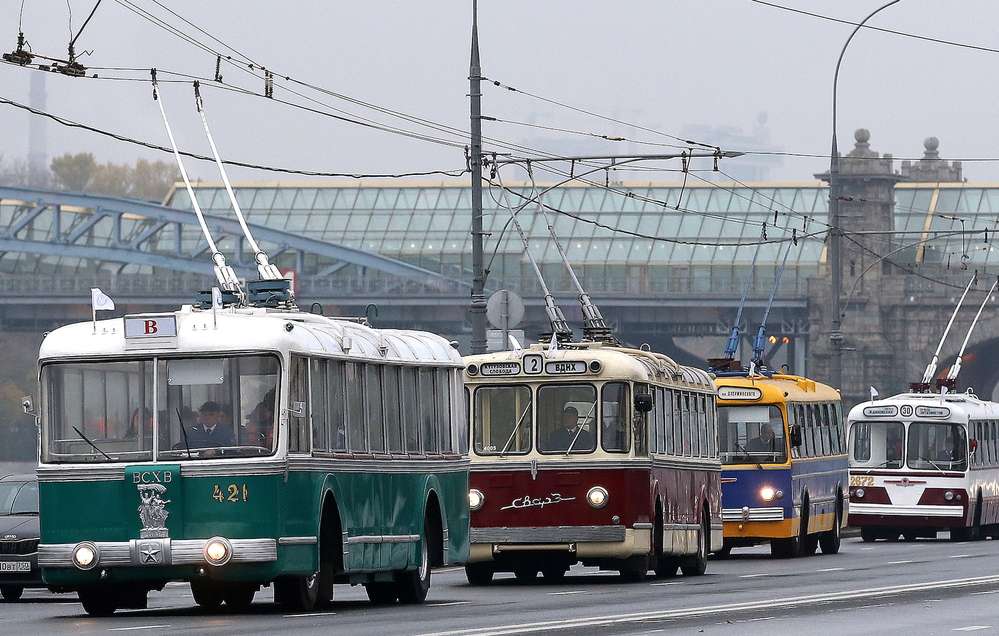 Колонна ретротранспорта во время праздника московского троллейбуса