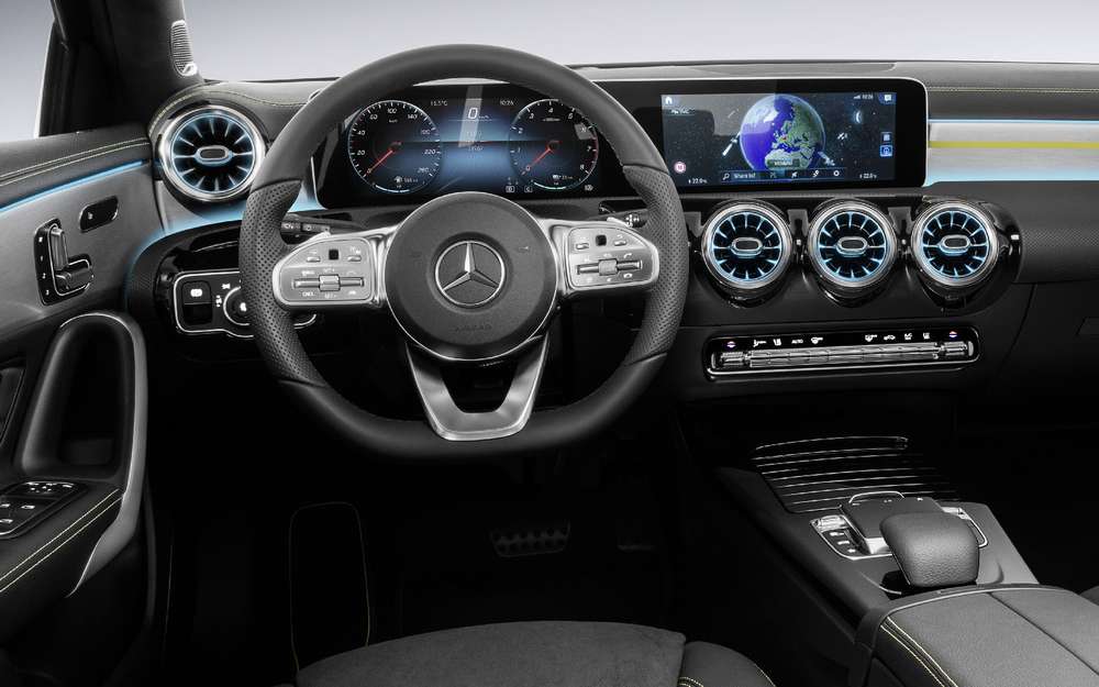 Новый Mercedes-Benz A-класса: руль от S-класса и планшет вместо приборов