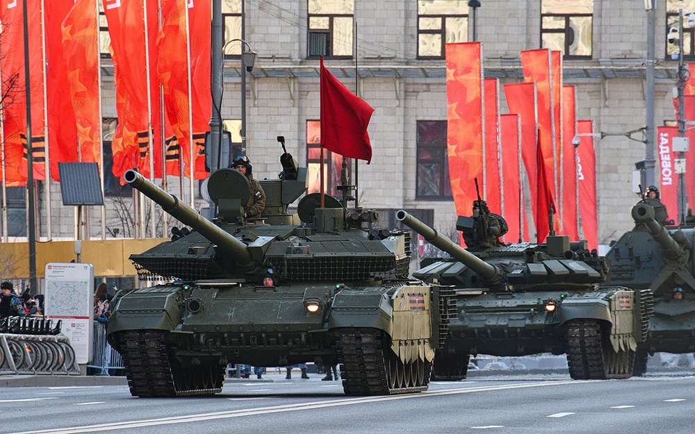 Впереди - мощный танк Т-90М, сзади - самая массовая боевая машина Т72Б3.