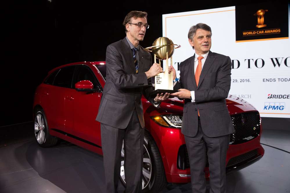 Председатель конкурса Петер Лайон вручает главную награду Ральфу Шпету (на фото справа)