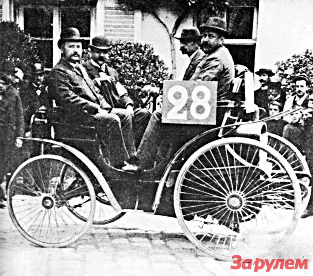 Участвовавший в пробеге Париж - Руан 1894 года 3-сильный Peugeot. Пьер Жиффар, организатор гонки, сидит рядом с Огюстом Дюро, управлявшим экипажем
