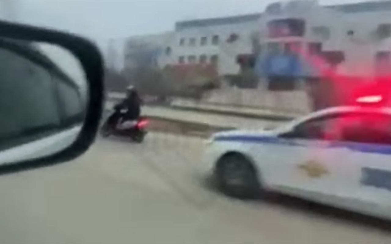 Мопедист сыграл в догонялки с полицейской машиной (видео)