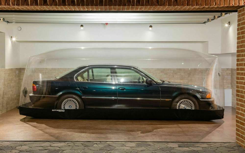 BMW провел 23 года в пузыре. Теперь продается