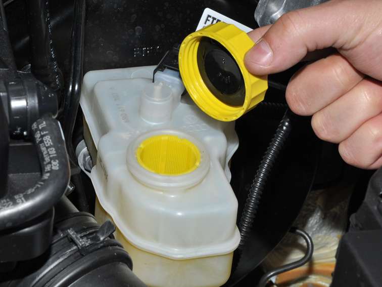 Замена жидкости в гидроприводах тормозов и сцепления Volkswagen Polo седан