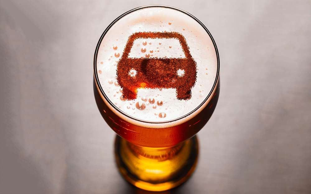 Можно ли пить пиво в машине? А в стоящей? А пассажиру?