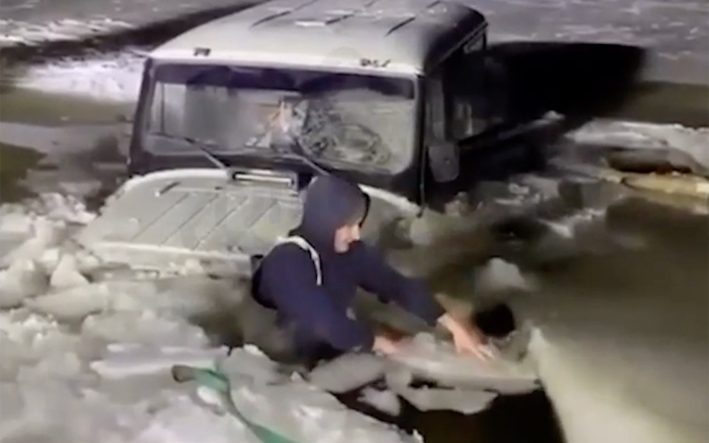 Любители экстремальной езды провалились под лед на внедорожнике (видео)