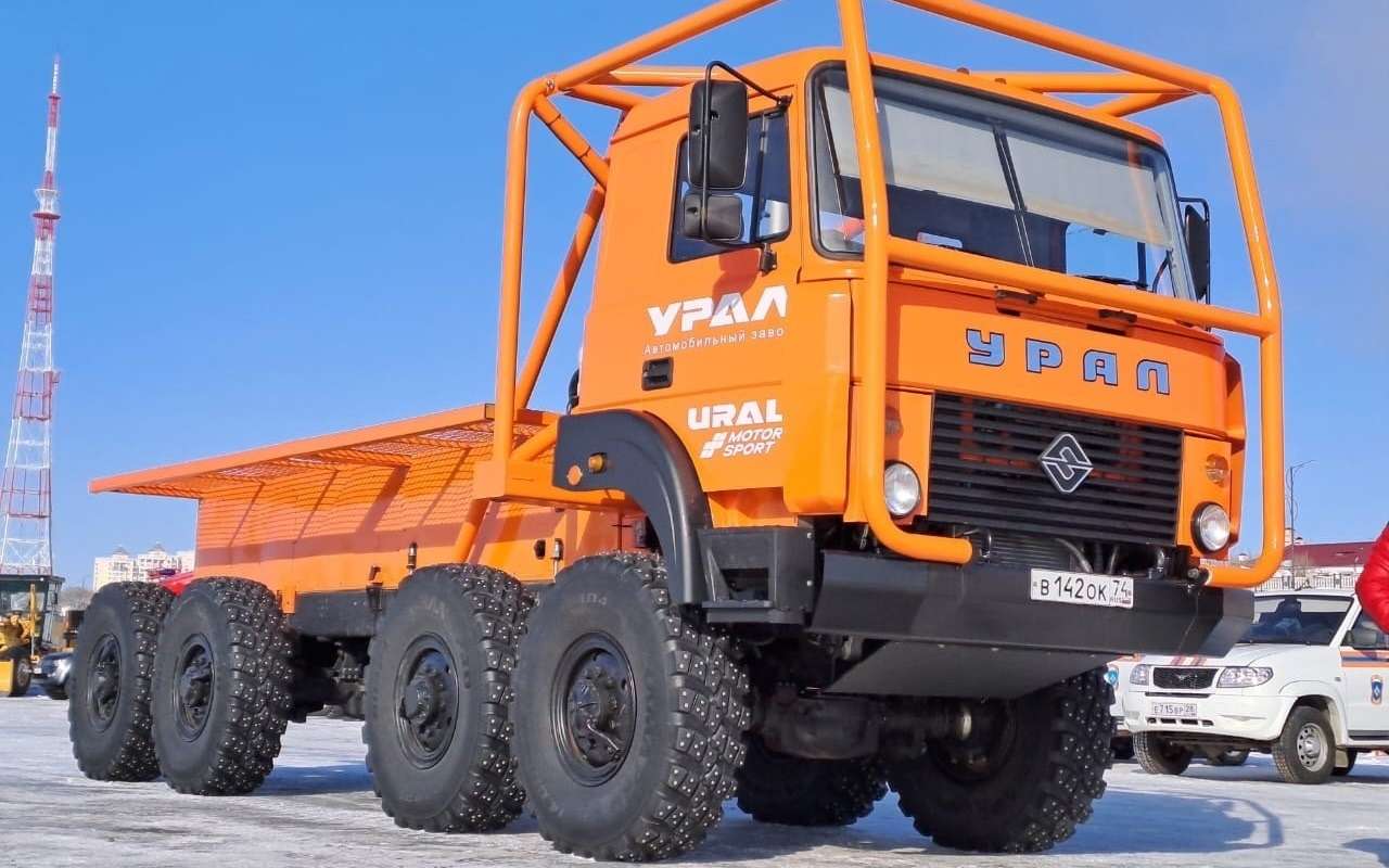 Экстремальные гонки во льдах Амура: состоялся дебют отечественного грузовика Урал