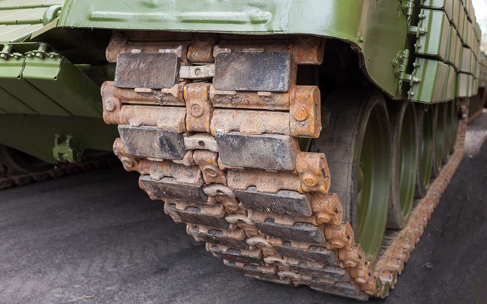 Одной рукой строим, другой - ломаем: танки разрушили свежеотремонтированную дорогу в Приамурье