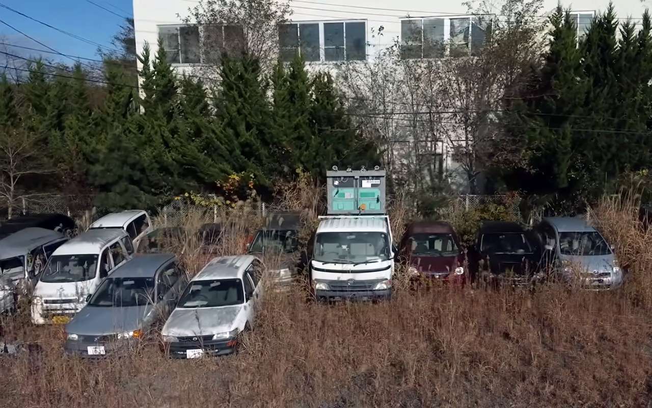 Что стало с машинами в зоне отчуждения Фукусимы – видео