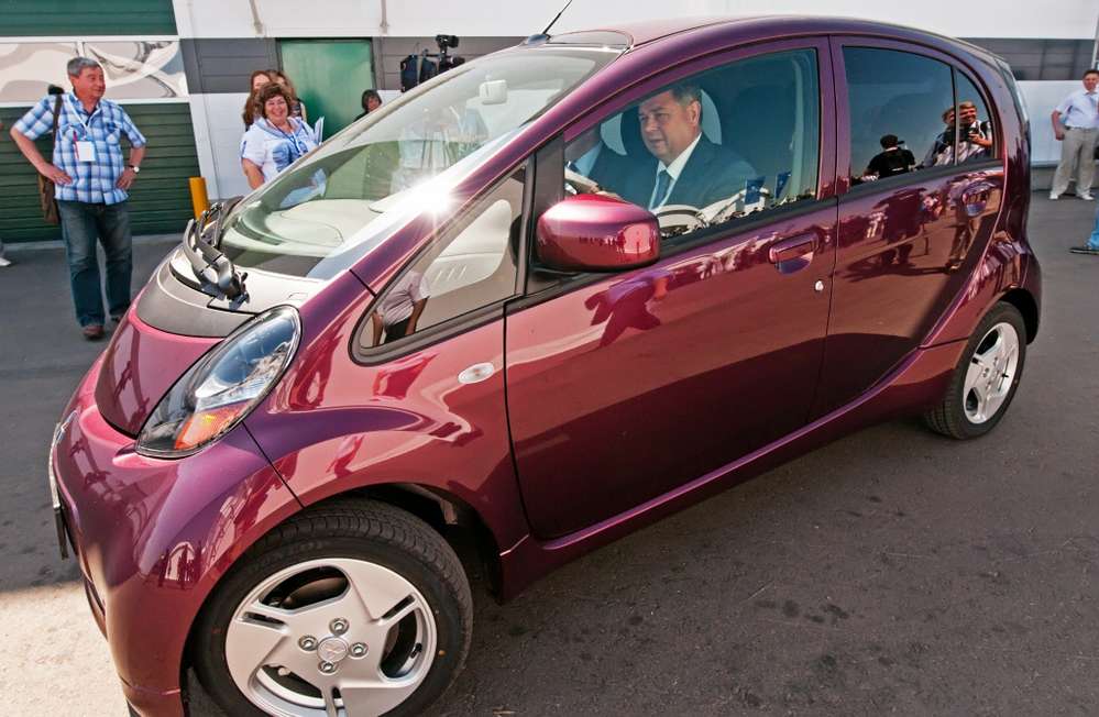 Губернатор Калужской области первым сел за руль электромобиля
