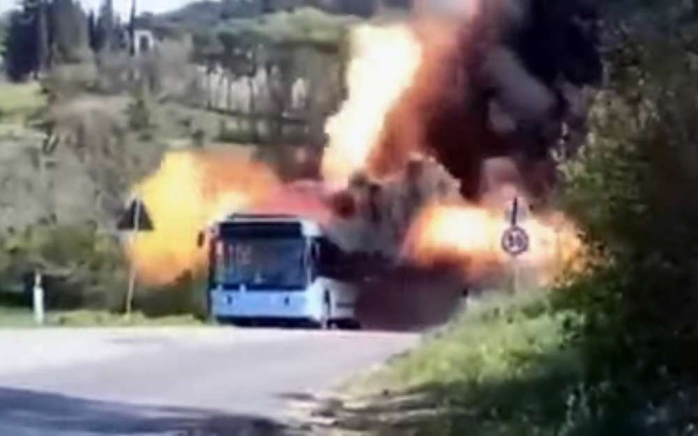 Факел на дороге: автобус на газе сгорел дотла
